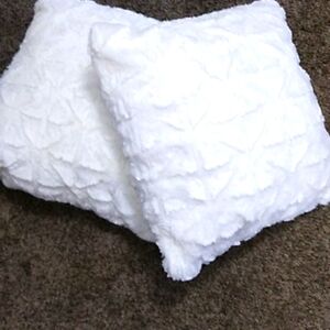 - Set of 2 pillows 16 by 16